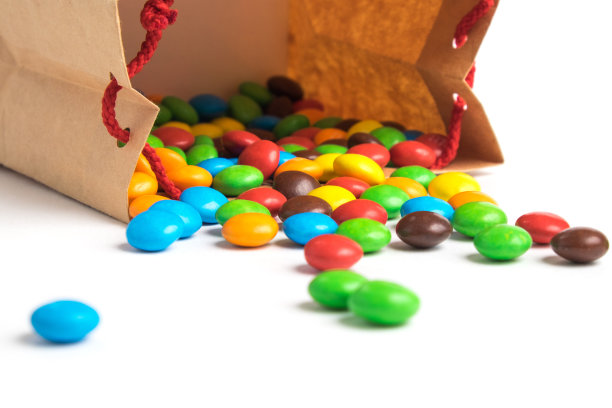 装着彩色糖果的纸袋图片下载