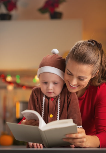 圣诞节装扮的快乐母婴阅读书籍图片下载