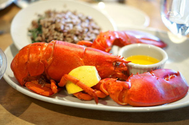 龙虾配柠檬和糙米图片下载