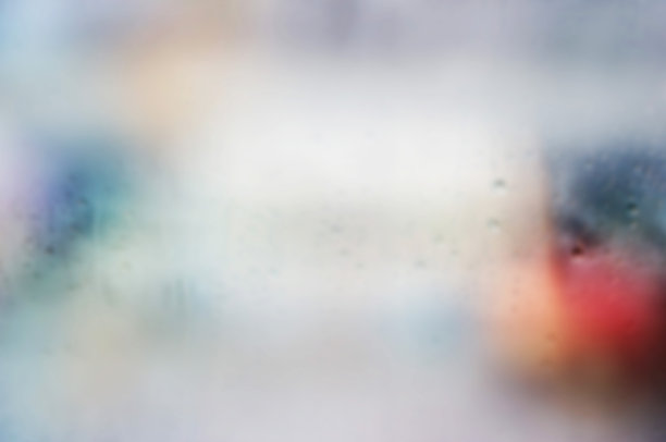 彩色柔和的雨滴落在玻璃上，柔和而模糊的概念图片下载