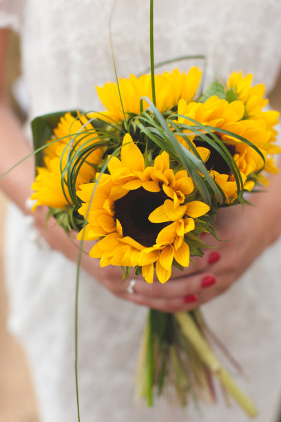 穿着白色连衣裙的女孩拿着一束向日葵图片下载