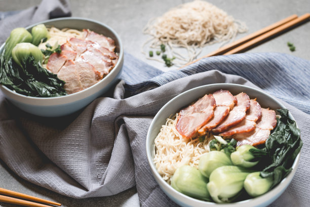 美味的红肉蔬菜蛋面素材图片