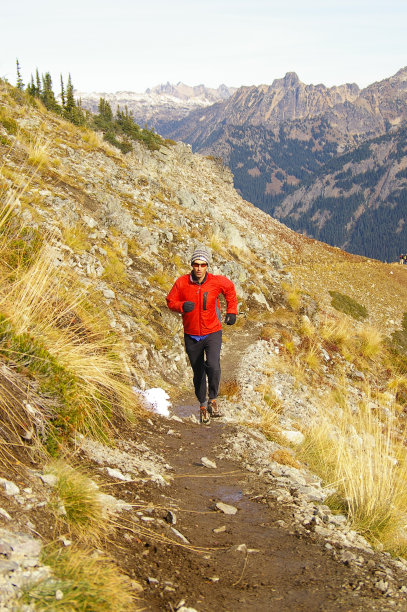 面向镜头的山地越野男选手图片下载