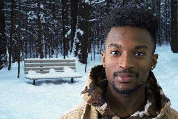 外面冰雪皑皑的公园里，年轻的非洲雄性图片下载