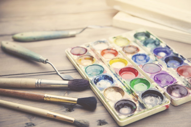 桌上有水彩画和画笔图片下载