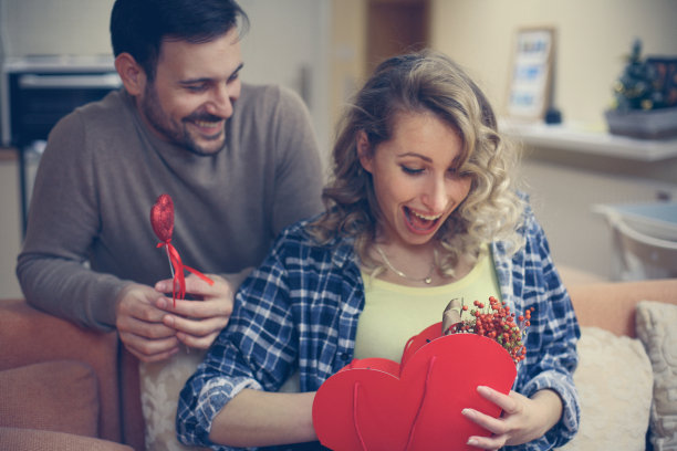 夫妻照片素材ID：134215678