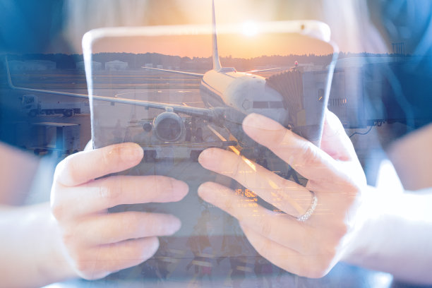 年轻女子旅客和机场候机楼图片下载