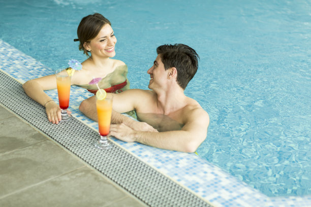 泳池里的情侣图片下载