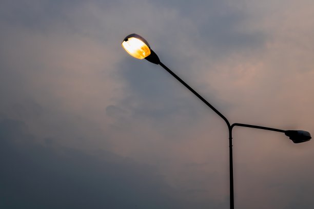 黄昏天空下的灯柱图片下载