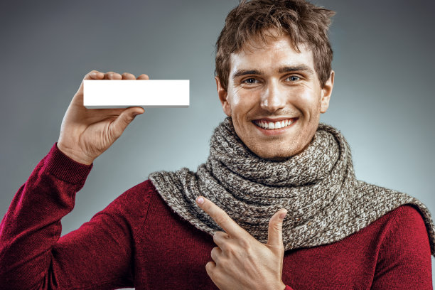 男人拿着白色的药盒，用手指着。图片下载