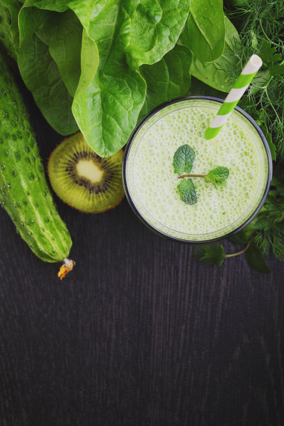 一杯绿色蔬菜和菠菜奶昔图片下载