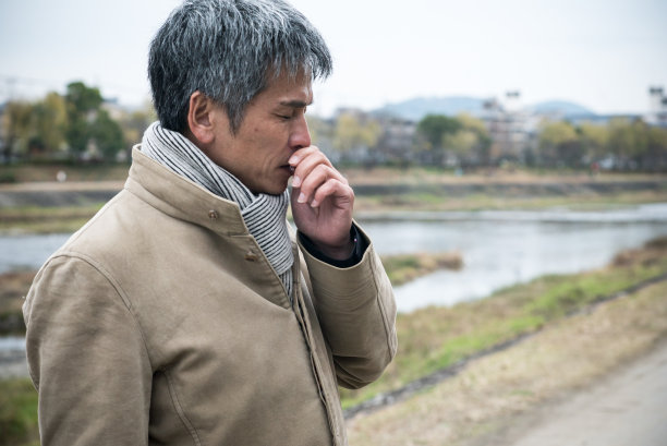 商人在河边感觉不好图片下载