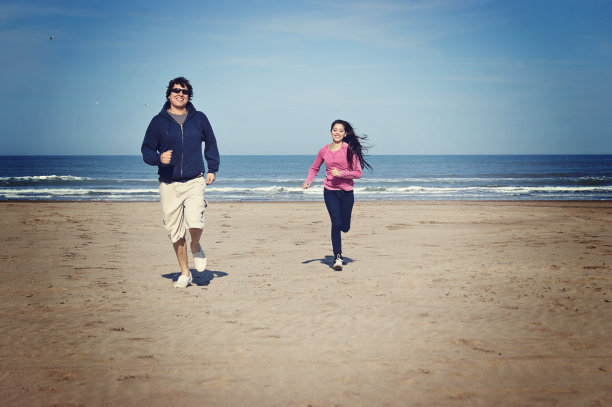 在沙滩上赛跑图片下载