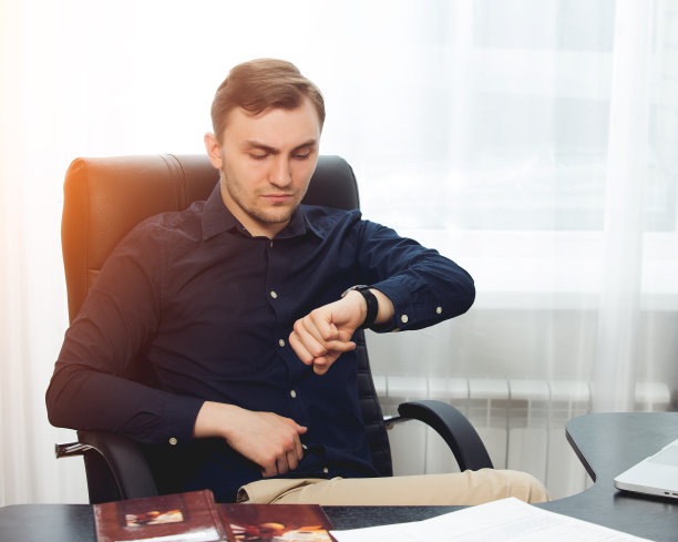 方形图片的商人看他的手表图片下载