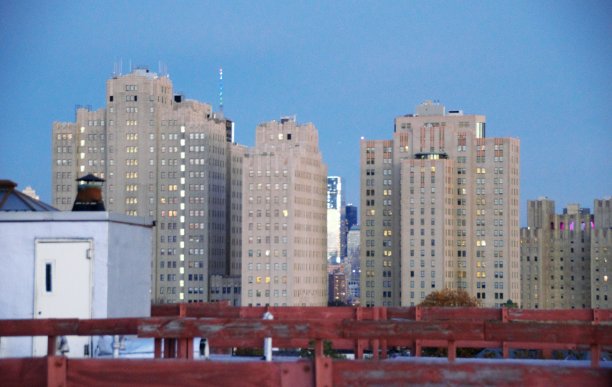 从屋顶到人行道的城市景观图片下载