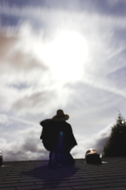 披着斗篷的人仰望着月亮图片下载