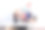 微笑的女人在办公室吃饭图片下载