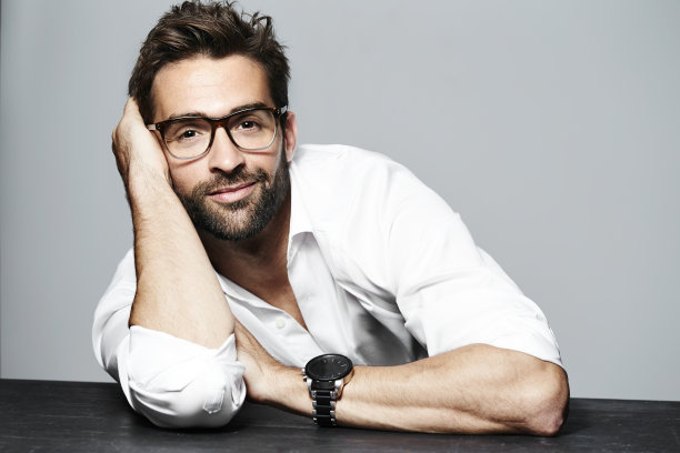 戴眼镜的男人图片下载