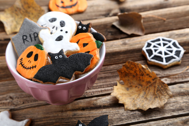 新鲜的万圣节姜饼放在棕色的木桌上图片下载