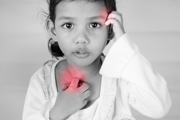 女孩手抓挠脖子，皮肤瘙痒素材图片