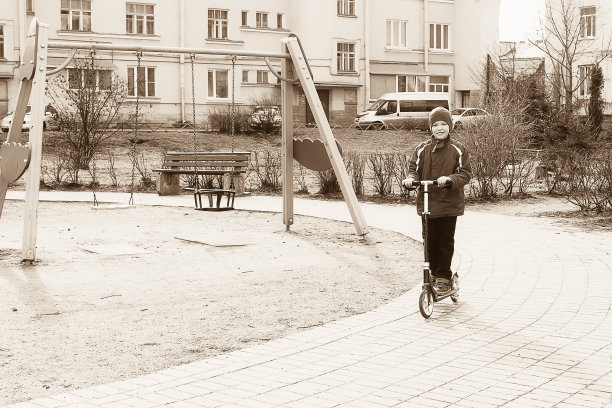 骑摩托车的男孩图片下载