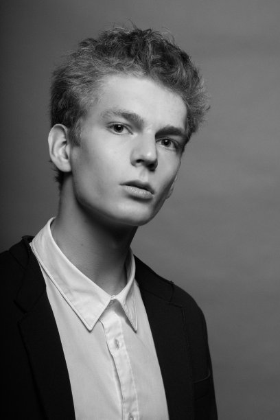 年轻英俊男子的肖像图片下载