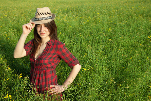 美丽的女孩在田野里微笑图片下载