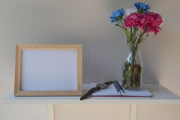 木上相框，瓶中鲜花，书图片下载