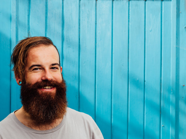 嬉皮士风格的大胡子男人图片下载