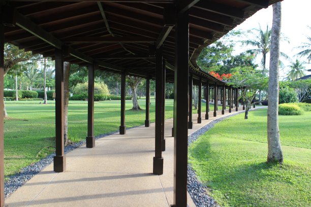 带有长木屋顶的走道图片下载