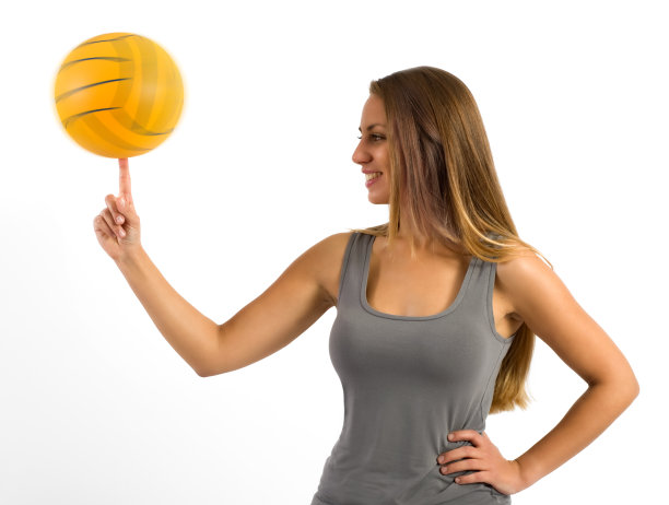 年轻女子用手指保持球的平衡图片下载