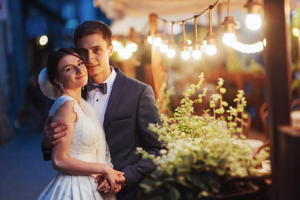 夜晚灯光下的婚礼情侣素材图片