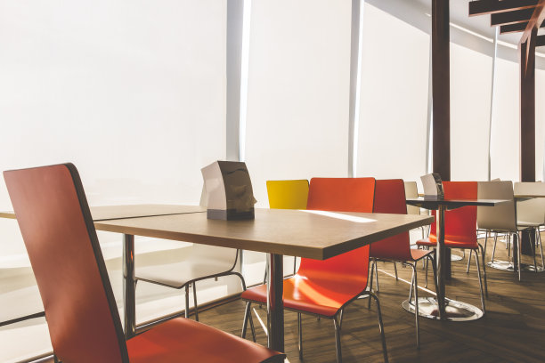 餐桌和椅子在餐厅复古的颜色图片下载