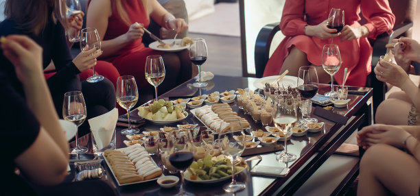 甜点自助餐，酒包围女人的腿图片下载