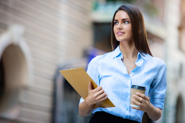 街上年轻漂亮的女商人素材图片