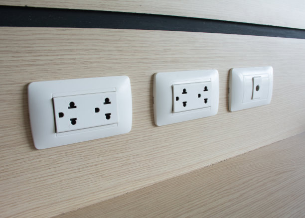 墙上有插头插座和有线电视插座。图片下载