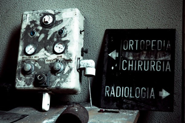 废弃的医院设备图片下载