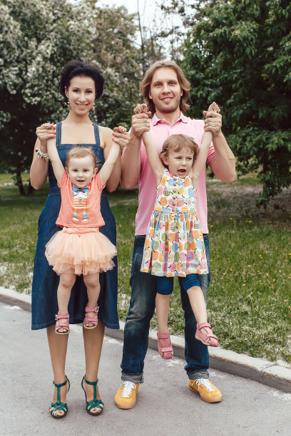 家庭妈妈爸爸拥有子公司图片下载