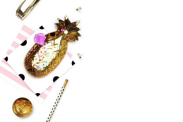 风格的背景。模型的照片。时尚和新潮。平的。文具用品，菠萝圆点图案和铅笔，金色订书机。标题为网站，英雄图片下载