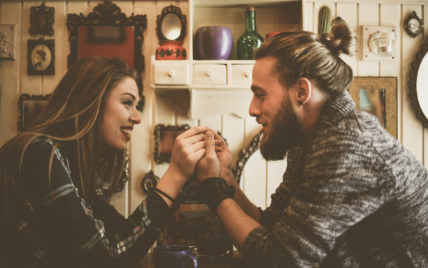 年轻的夫妇。图片下载