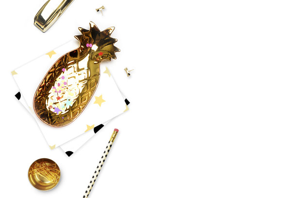 风格的背景。模型的照片。时尚和新潮。平的。文具用品，菠萝圆点图案和铅笔，金色订书机。标题为网站，英雄图片下载