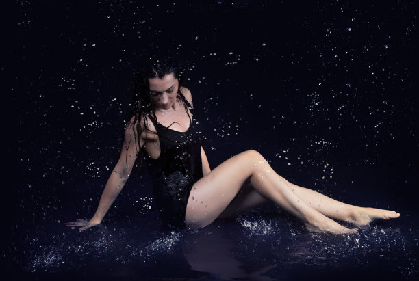 在aquastudio穿着黑色裙子的漂亮的黑发女人图片下载