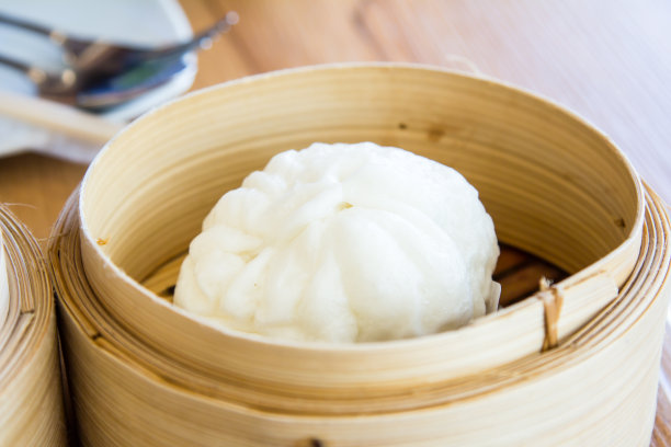 点心放在蒸笼里。图片下载