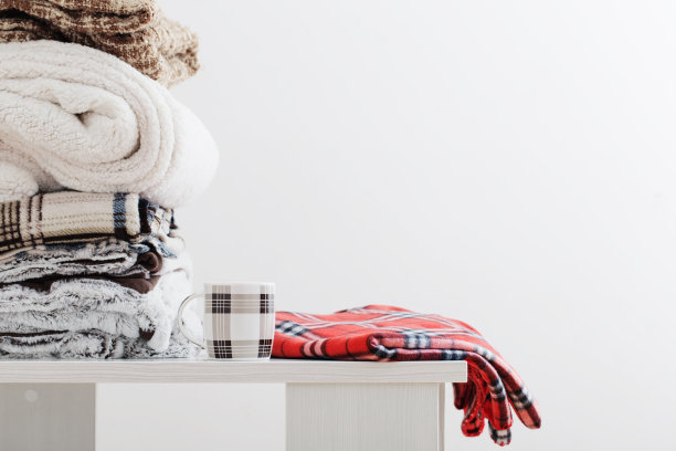 白色背景上的一堆毯子图片下载