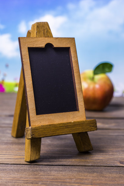 桌子上的小木画架图片下载