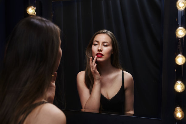 在镜子的倒影中触摸口红的绝美图片下载