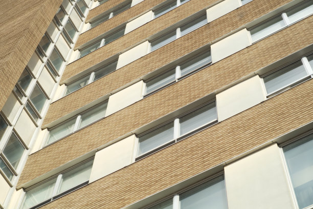 建筑角落米黄色砖和Windows办公摩天大楼图片下载