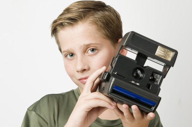 男孩带着照相机在白色图片下载