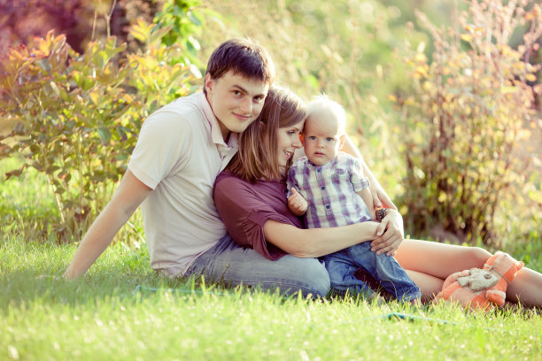 幸福的三口之家图片下载