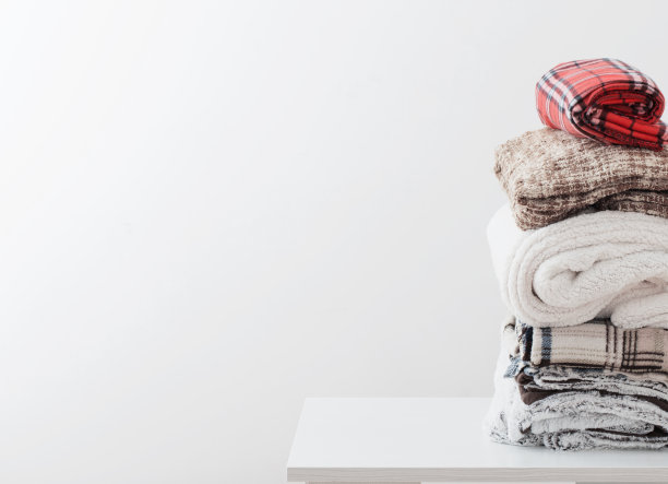 白色背景上的一堆毯子图片下载